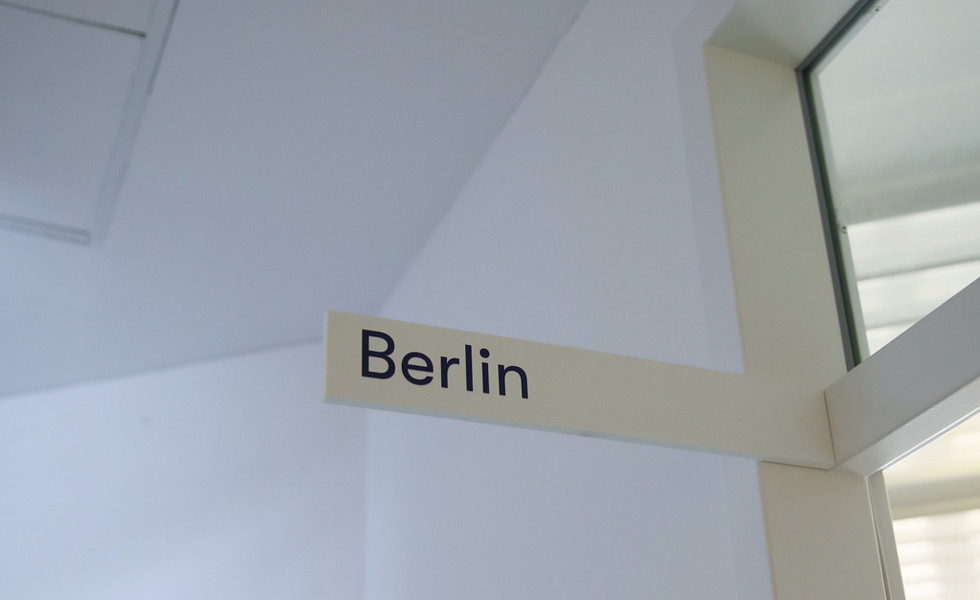 Bild: Büro, Omio, Schild, Berlin