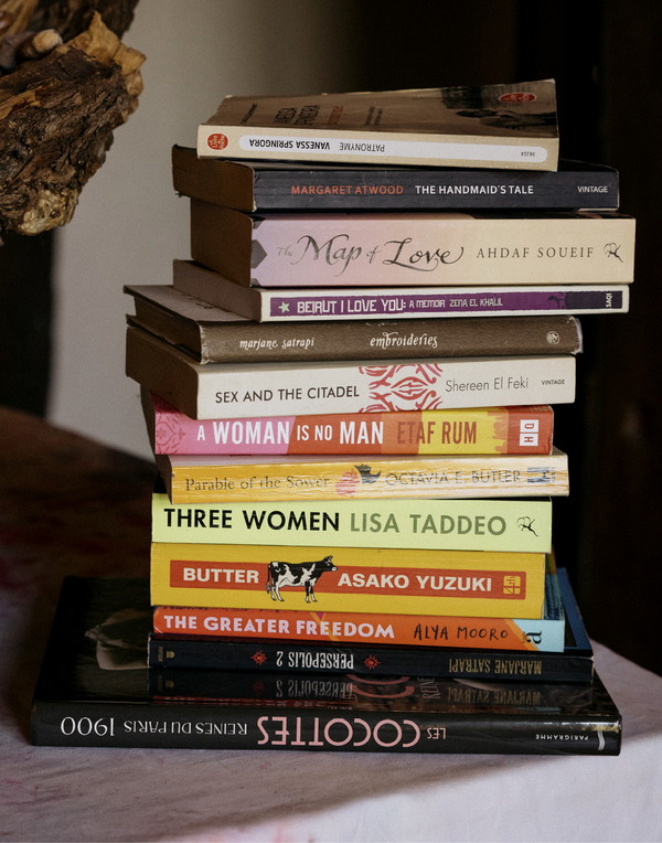 Bücherstapel als Motiv zum Porträt von Elissa Freiha